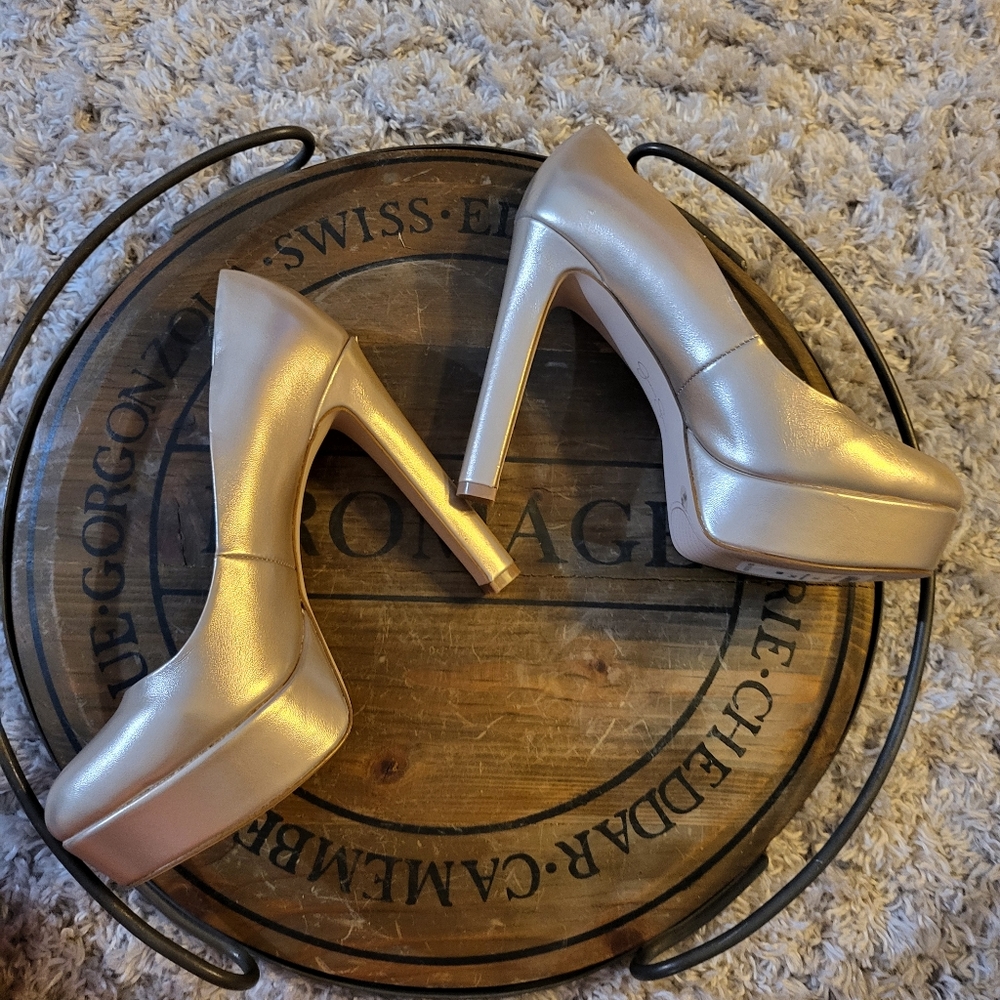 NWOT JESSICA SIMPSON golden pump heels